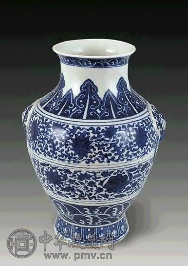 清乾隆 青花缠枝莲兽耳尊