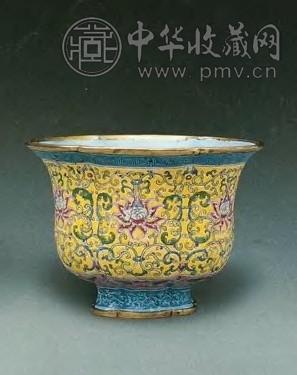 清乾隆 铜胎画珐琅缠枝花卉纹葵口杯