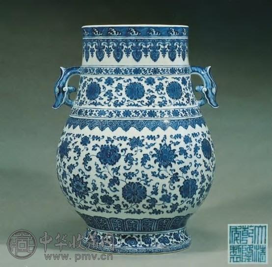 清乾隆 青花缠枝花卉纹龙耳尊