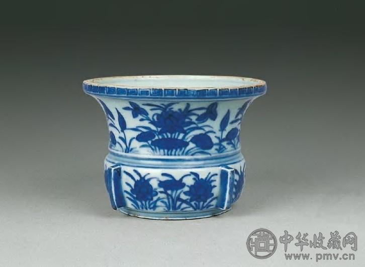 明嘉靖 青花莲塘出戟尊 明嘉靖 青花莲塘出戟尊