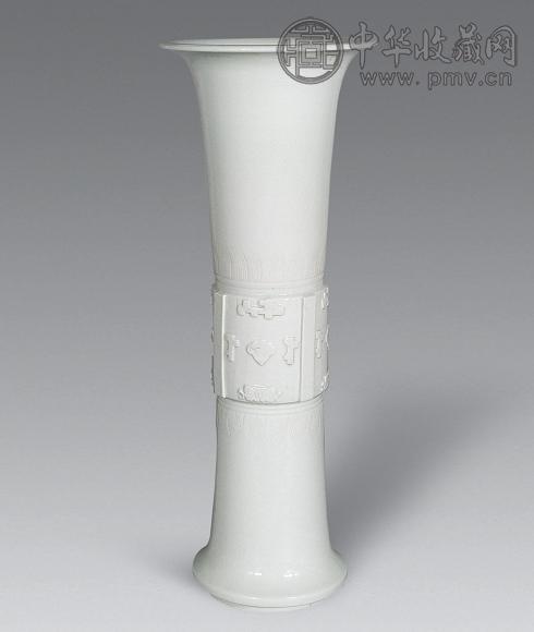 清 白釉仿青铜器花觚