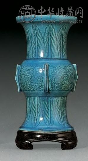 清康熙 孔雀绿雕牡丹蕉叶纹出战觚尊