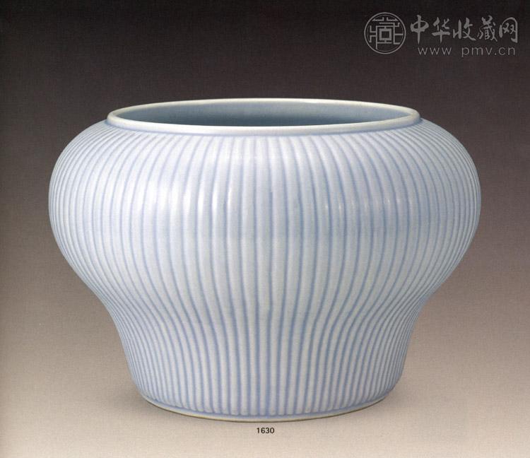 清康熙 天蓝釉菊瓣纹尊 清康熙 天蓝釉菊瓣纹尊