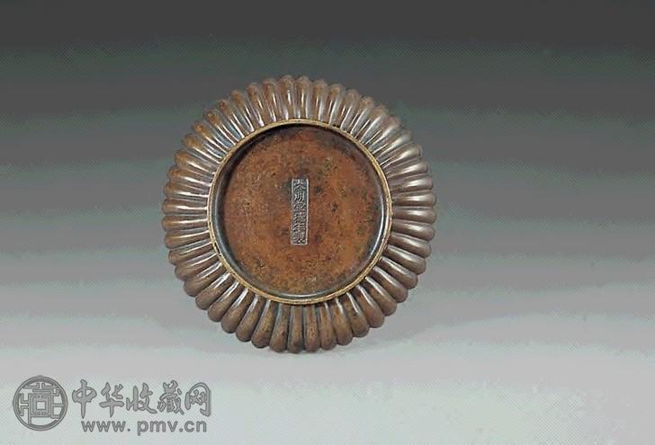 明 铜雕菊瓣盘