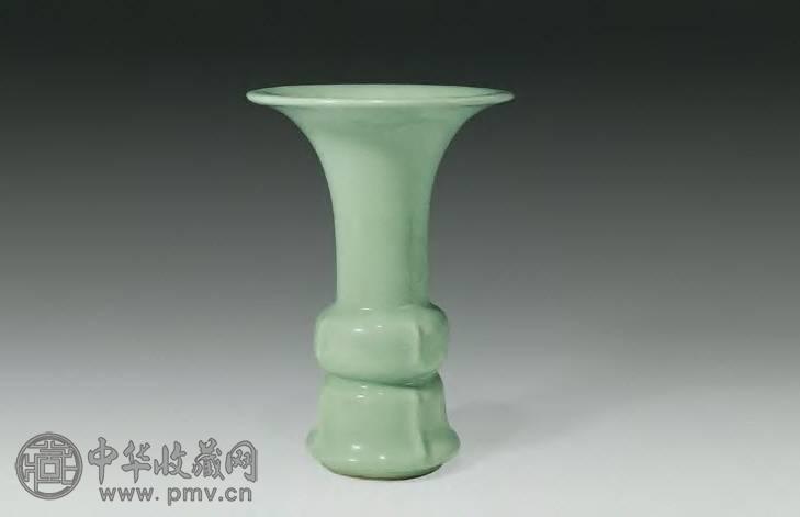 清 青釉出戟小花觚