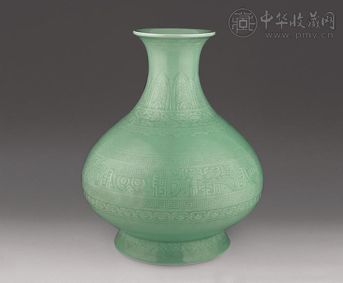 清 豆青釉暗刻兽面纹鱼篓尊