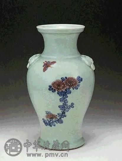 清乾隆 豆青青花釉里红花蝶纹双耳瓶