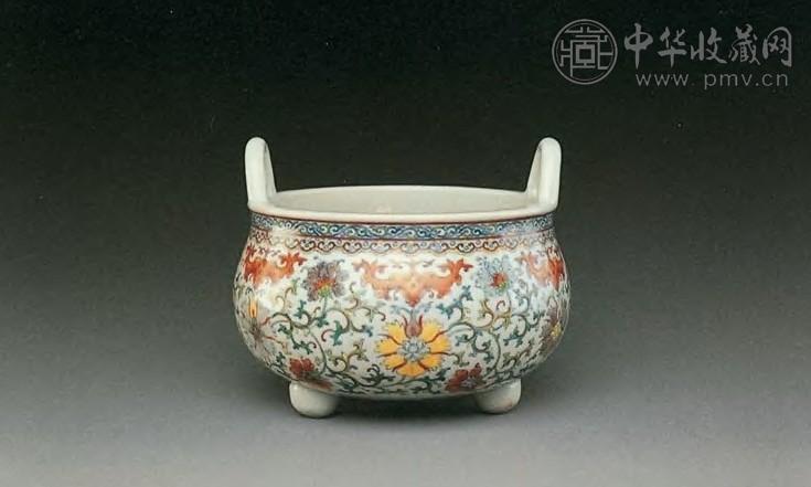 清乾隆 斗彩缠枝花卉纹双耳三足炉