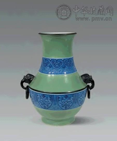 乾隆-嘉庆 豆青地青花饕餮纹兽耳尊