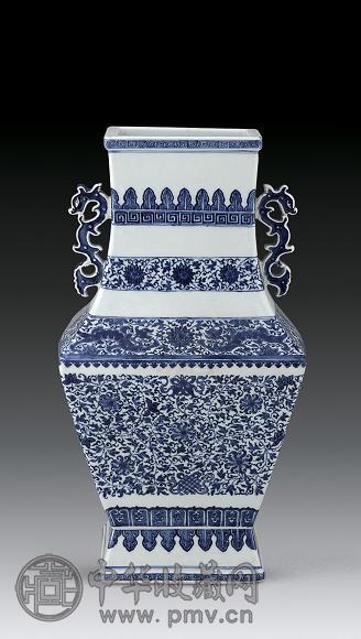 清乾隆 青花花卉穿花龙双耳方尊