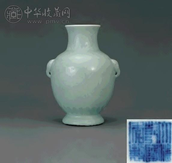 清乾隆 粉青釉暗花三多纹铺首尊