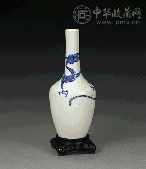 清 青花凸雕龙纹摇铃尊