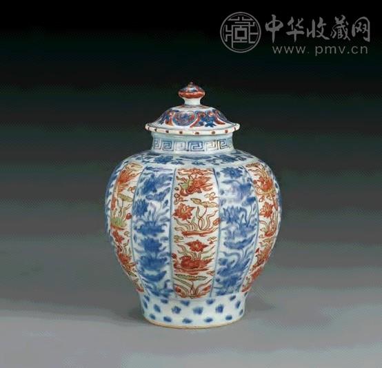 明嘉靖 青花红绿彩鸳鸯瓜棱罐