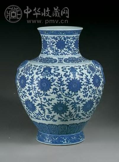 清乾隆 青花莲托八宝纹兽耳尊