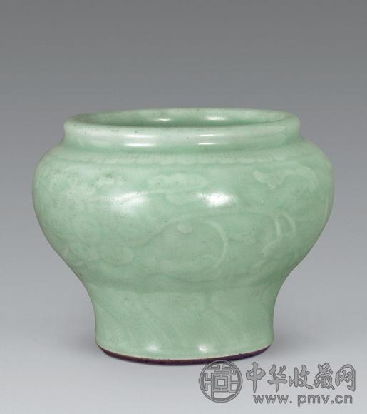 清乾隆 冬青釉暗刻缠枝花纹大口尊