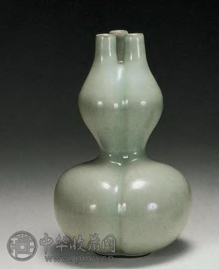 清乾隆 仿汝窑三连葫芦尊