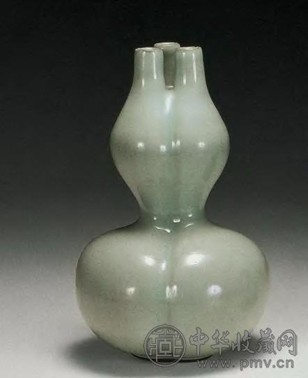 清乾隆 仿汝窑三连葫芦尊