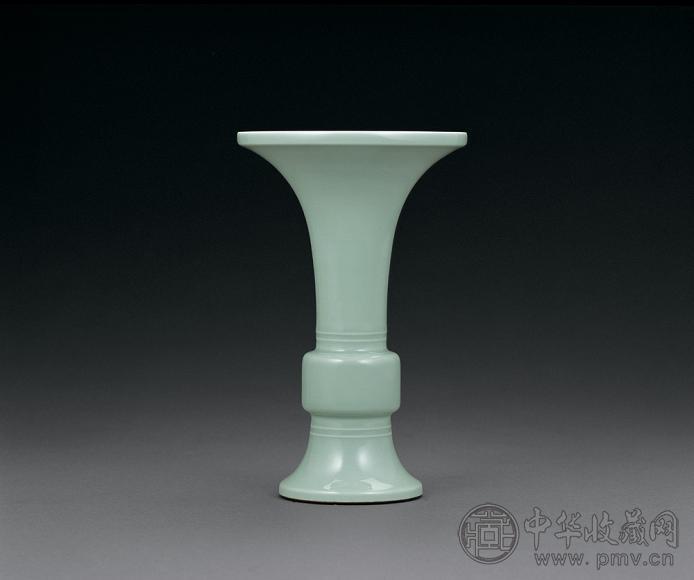 清乾隆 豆青釉弦纹花觚