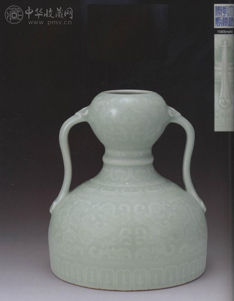 清乾隆 冬青釉暗刻夔龙如意耳尊 清乾隆 冬青釉暗刻夔龙如意耳尊