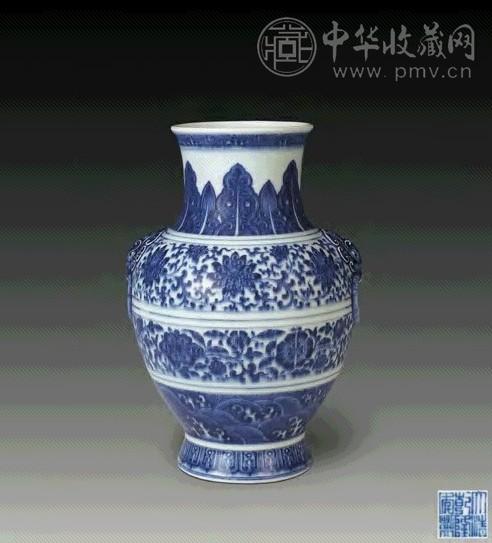 清乾隆 青花缠枝花纹铺首尊