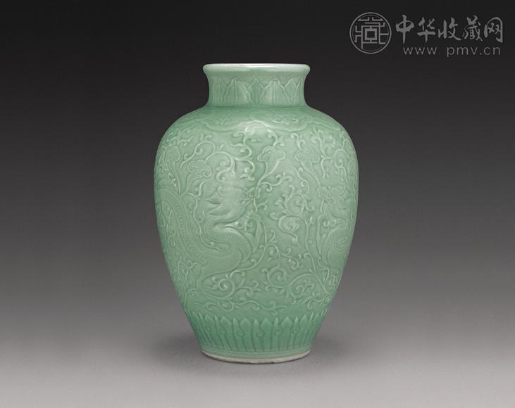 清 豆青釉刻龙纹尊