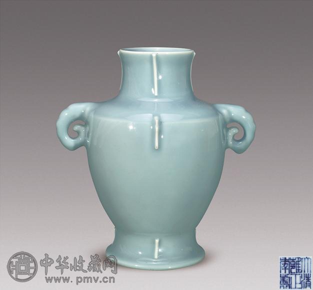 清 天青釉象耳出戟尊