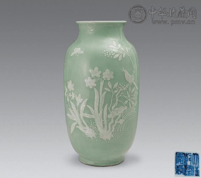 清乾隆 豆青地白釉印花花鸟纹灯笼尊