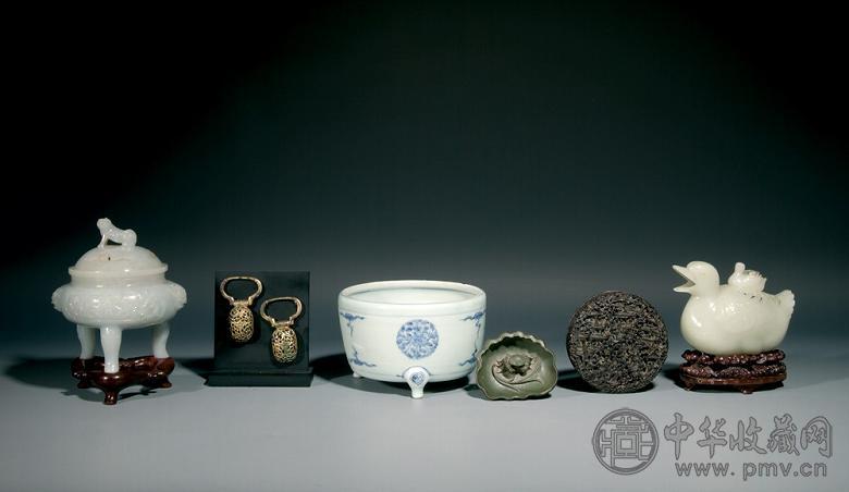 明朝 青花花卉圈图三足香炉