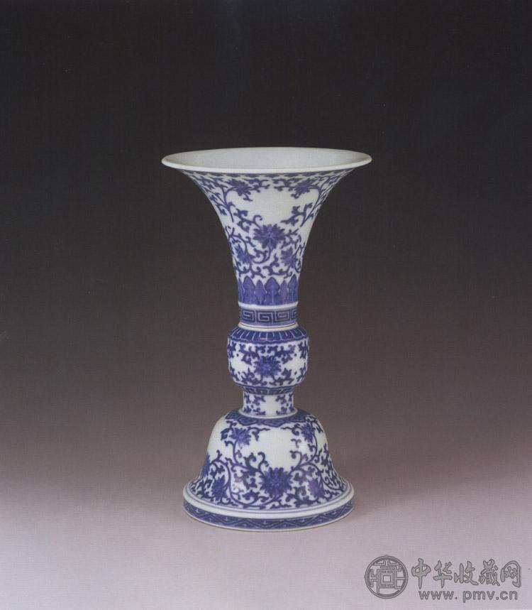 清乾隆 青花缠枝花卉暗刻八宝花觚 清乾隆 青花缠枝花卉暗刻八宝花觚