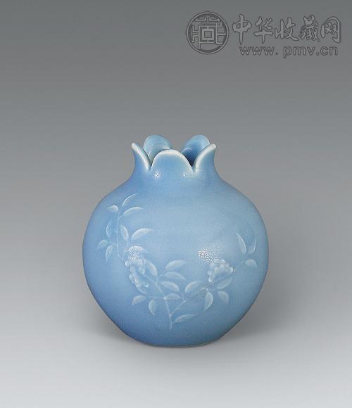 清光绪 天蓝釉暗刻花石榴尊