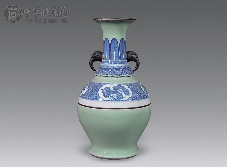 清中期 豆青釉开光青花花卉纹兽耳尊