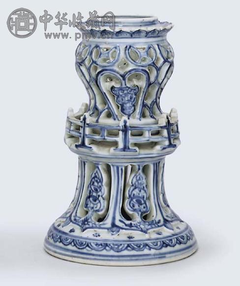 明代正德青花镂雕瓶