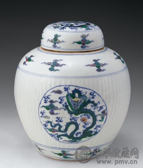 清雍正 斗彩团龙纹瓜棱盖罐