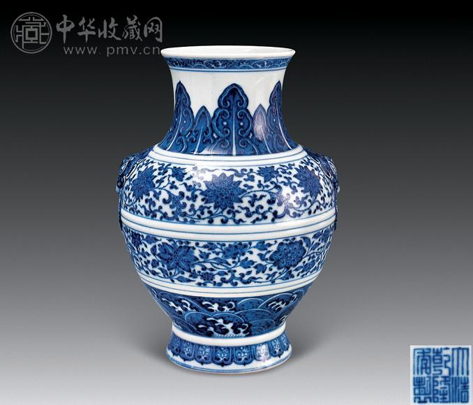 清乾隆 青花缠枝莲花纹铺首尊