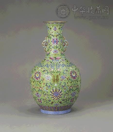 清嘉庆 粉彩浅绿地番莲双喜纹云耳瓶