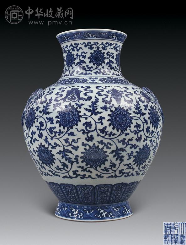 清乾隆 青花缠枝莲托八宝纹铺首尊