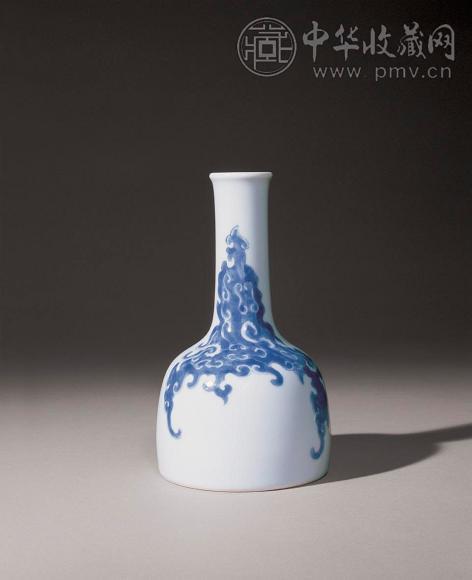 清雍正 青花夔凤纹摇铃尊