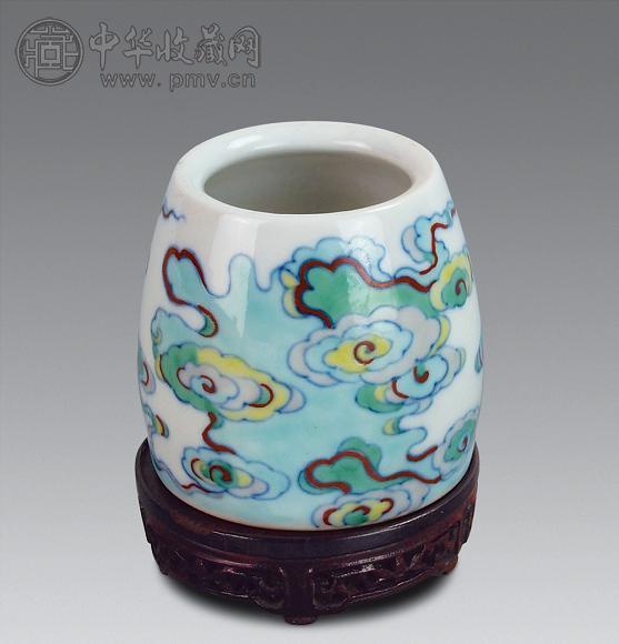 清雍正 斗彩云纹马蹄尊