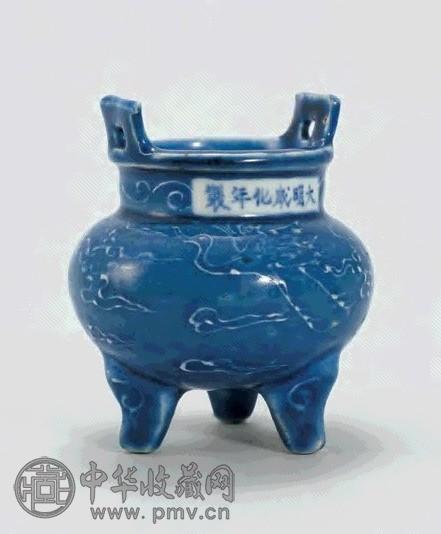 明嘉靖 祭蓝釉白花云鹤纹三足炉