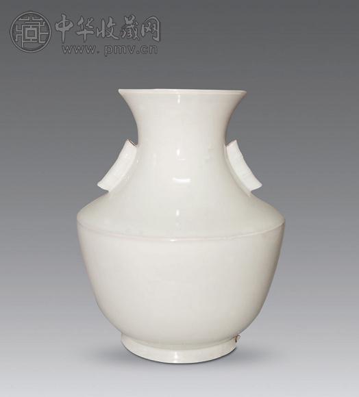 清 白釉贯耳尊