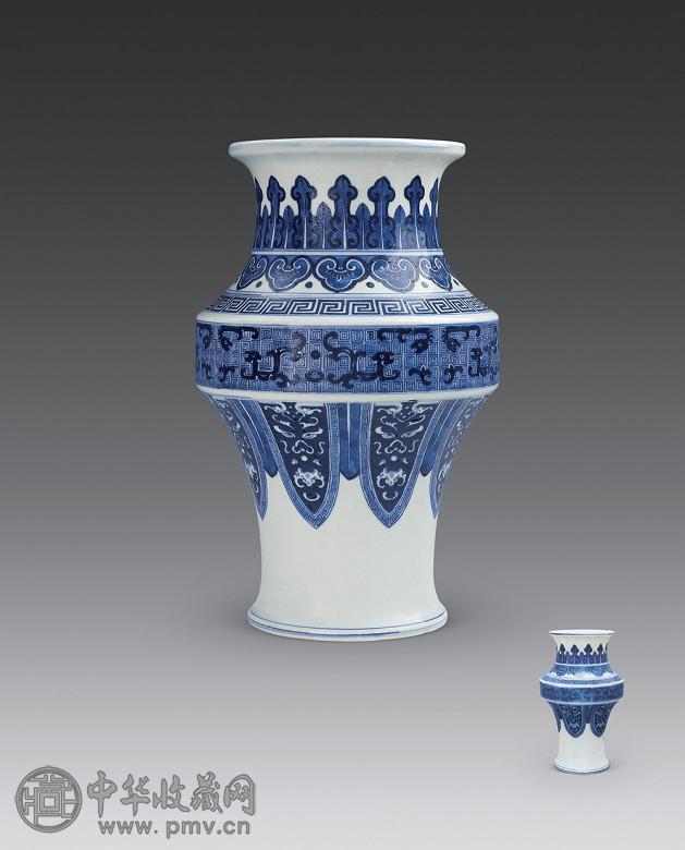 清康熙 青花蕉叶饕餮纹尊