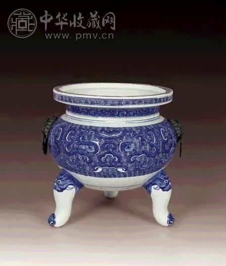 清乾隆 青花兽面纹三足炉