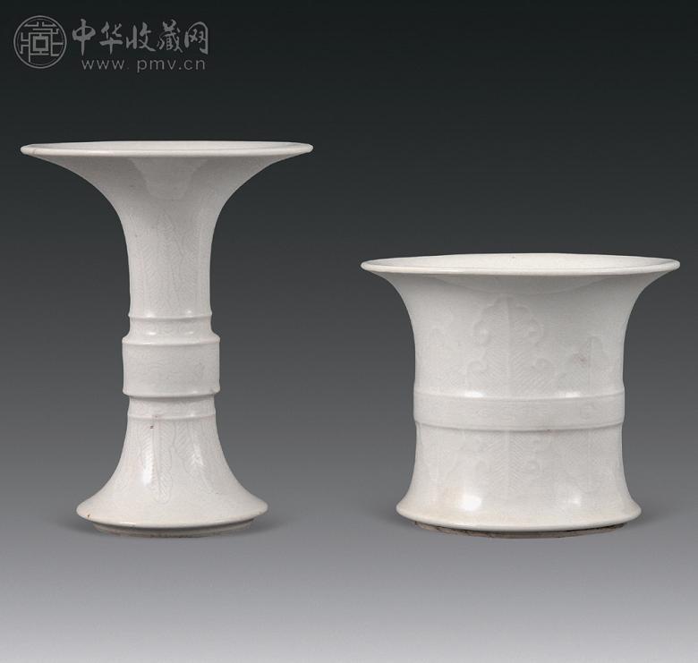 清康熙 白釉暗刻蕉叶纹花觚