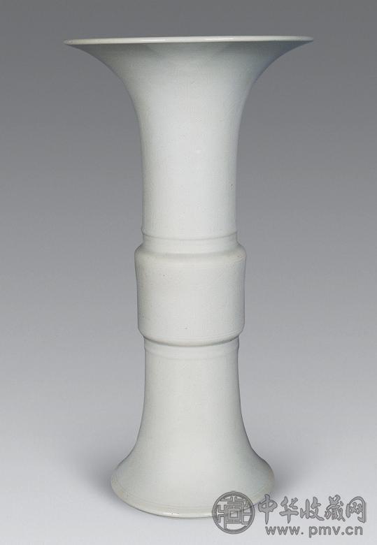 清康熙 白釉暗刻花觚