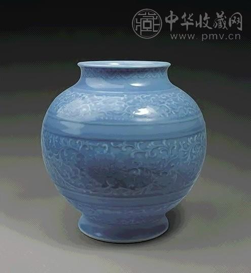 清乾隆 天蓝釉凸花尊