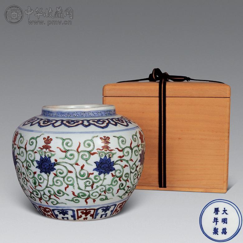 明万历 青花五彩缠枝八宝罐