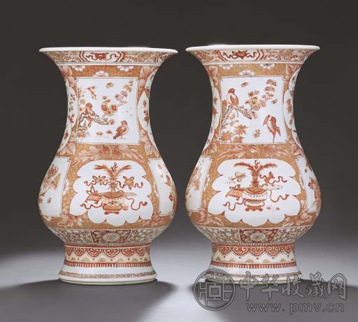 清康熙 矾红彩描金开光博古花鸟纹琵琶尊(1对)