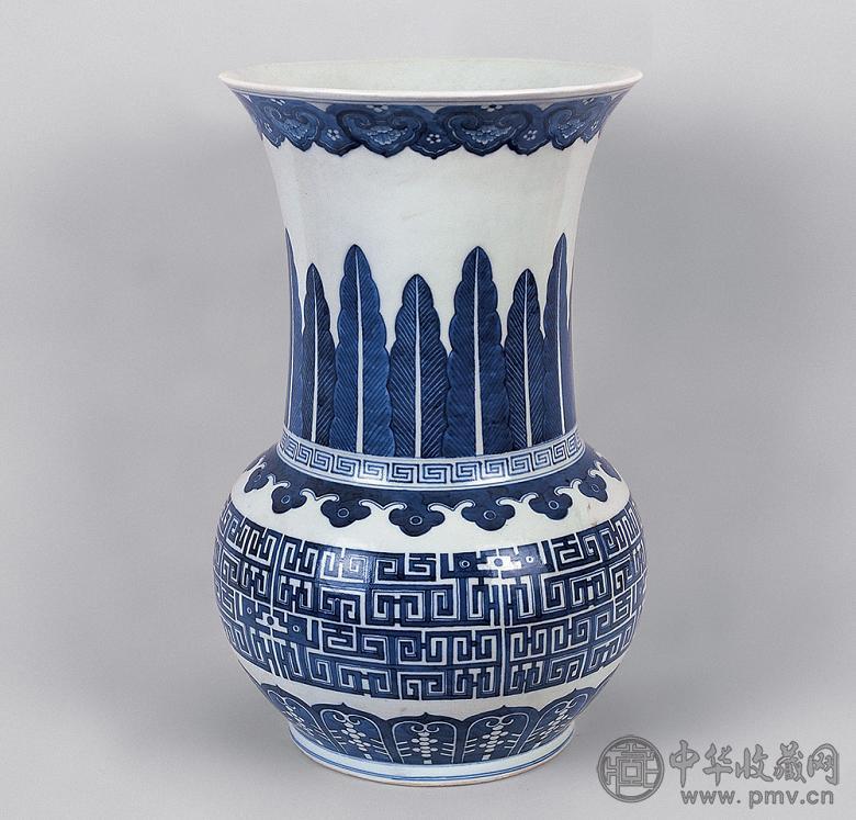 清嘉庆 青花蕉叶夔龙纹尊