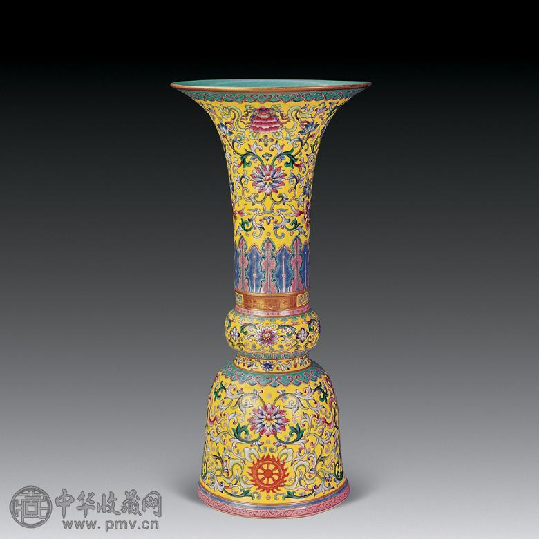 清 粉彩黄地缠枝莲花觚