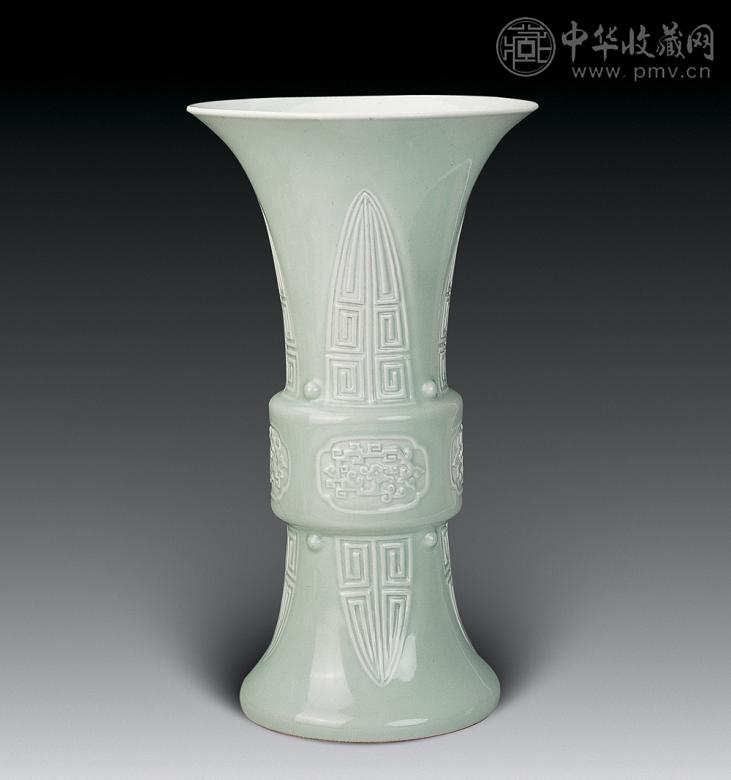 民国 淡青釉仿青铜器纹花觚